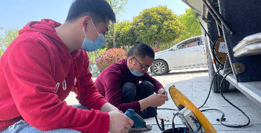 新葡萄8883正能量：职工抢修献血车，好人好事成风景！