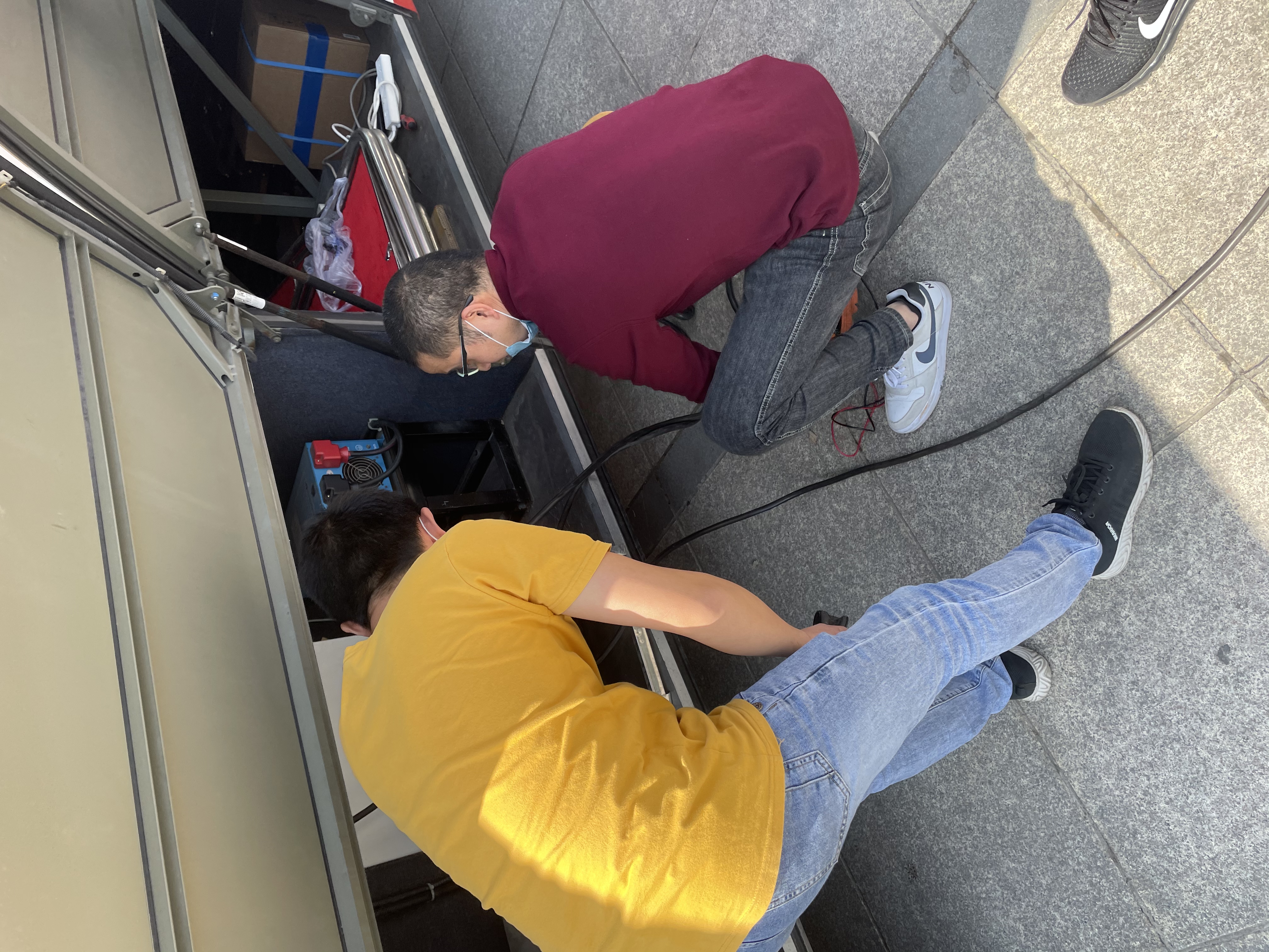新葡萄8883正能量：职工抢修献血车，好人好事成风景！