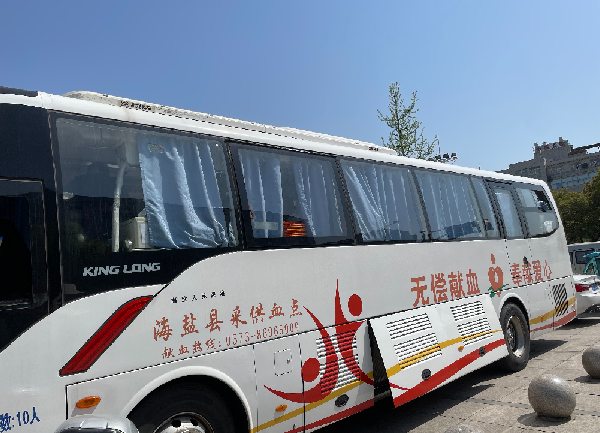 新葡萄8883正能量：职工抢修献血车，好人好事成风景！