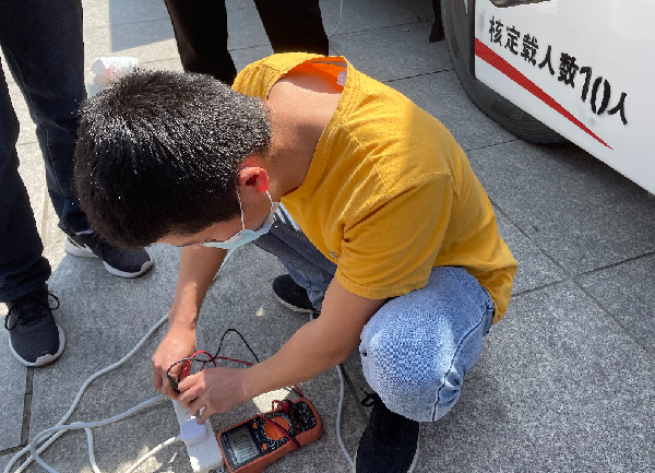 新葡萄8883正能量：职工抢修献血车，好人好事成风景！