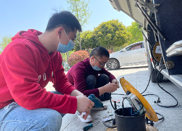 新葡萄8883正能量：职工抢修献血车，好人好事成风景！